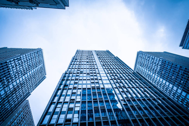 Κάτω άποψη από σύγχρονες ουρανοξύστες στην επιχειρηματική περιοχή κατά β - Φωτογραφία, εικόνα