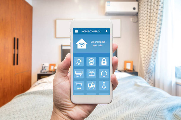 Smartphone mit Smart House, Hausautomation, Gerät mit App i - Foto, Bild