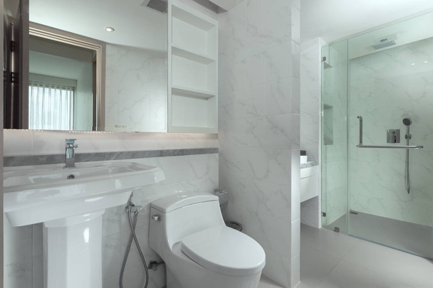 вид на красивий сучасний стиль сірого кольору інтер'єр ванної кімнати
  - Фото, зображення