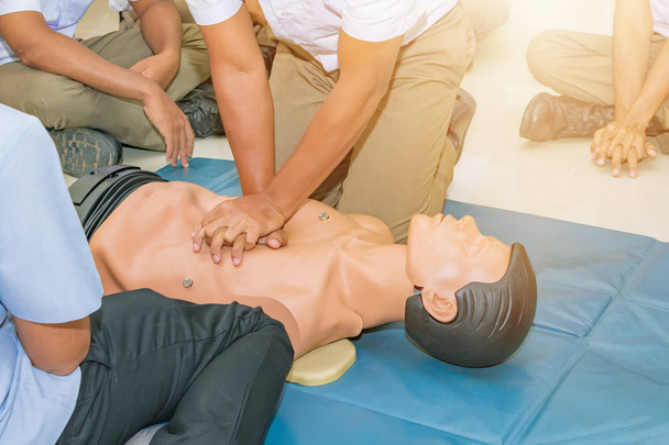 人形緊急時に手押しハートでCpr援助ダミー医療訓練  - 写真・画像
