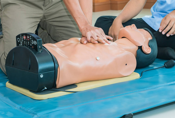 cpr aid dummy medizinisches training mit handpressenherz auf puppe notfall  - Foto, Bild