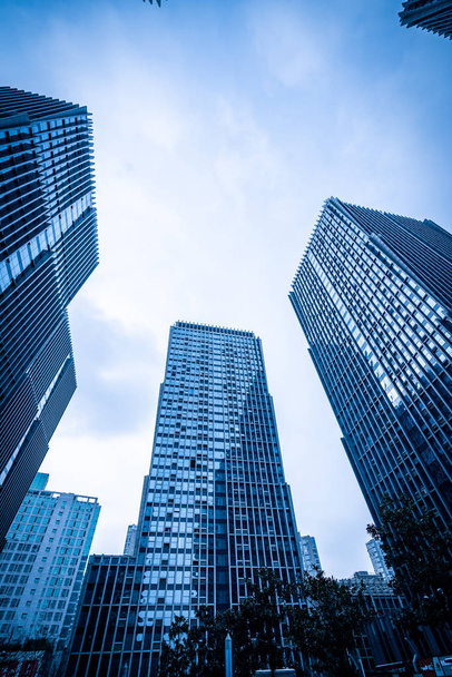 Κάτω άποψη από σύγχρονες ουρανοξύστες στην επιχειρηματική περιοχή κατά β - Φωτογραφία, εικόνα