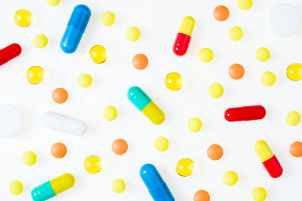Assortiment de médicaments pharmaceutiques pilules, comprimés et capsules sur fond blanc vue de dessus. Contexte médical
 - Photo, image