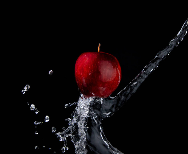 red apple splash on black background - Φωτογραφία, εικόνα