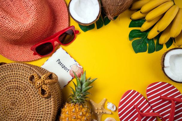 Accesorios de playa de moda femenina de verano chancla, sombrero de paja, bolsa de bambú, gafas de sol y frutas tropicales sobre fondo amarillo. Viaje, vocaciones, viajes y descanso de verano
 - Foto, imagen