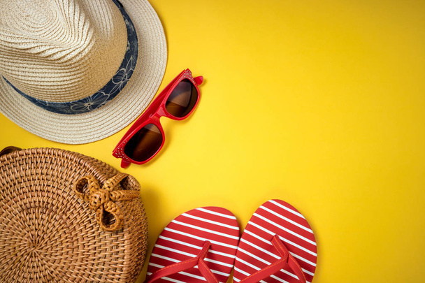 Letnia kobieta moda akcesoria plażowe klapki flop, słomiany kapelusz, Okulary przeciwsłoneczne na żółtym tle. Podróż, powołania, Podróże i odpoczynek letni - Zdjęcie, obraz