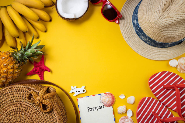 Yaz kadın moda plaj aksesuarları flip flop, hasır şapka, bambu çanta, güneş gözlüğü ve sarı arka plan üzerinde tropikal meyve. Yolculuk, meslekler, seyahat ve yaz istirahati - Fotoğraf, Görsel