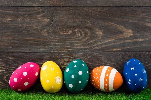 Huevos de Pascua en la hierba con fondo de madera. Decoración festiva. Feliz Pascua fondo
 - Foto, Imagen
