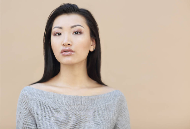 Koyu uzun saçlı şehvetli Asyalı Genç kadının Güzellik Portresi - Fotoğraf, Görsel
