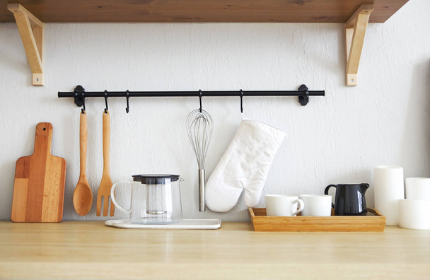 Çeşitli nesnelerle boş modern beyaz mutfak iç  - Fotoğraf, Görsel