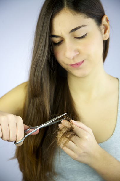 Dividir las puntas arruinado pelo largo siendo cortado
 - Foto, imagen