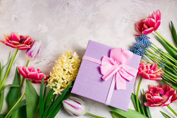 Slavnostní pozadí s květinami a dárkovou krabicí. Tulipány a dárek. Svátky, Velikonoce, šťastné narozeniny, den matek, Annika, svatba, den matek, blahopřání k přání. Plochá ležela - Fotografie, Obrázek