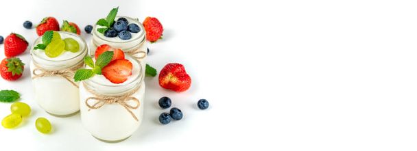 frischer Joghurt mit Beeren im Glas. Milchprodukte. gesundes Essen, Ernährung und Frühstückskonzept. langes Format für Banner - Foto, Bild