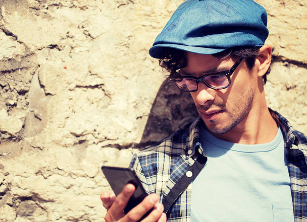 hipster man texting message on smartphone - Zdjęcie, obraz
