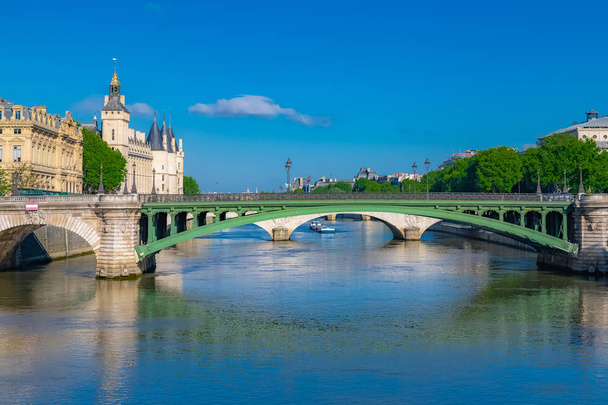     Paris, Notre-Dame köprüsü ve ile de la Cit üzerinde Conciergerie  - Fotoğraf, Görsel