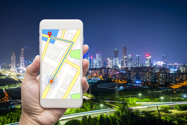 navigazione GPS mobile su cellulare con città
 - Foto, immagini