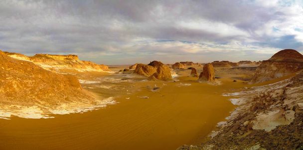 Πανόραμα της Ελ-Agabat κοιλάδα στο λευκό έρημο, Σαχάρα, Αίγυπτος - Φωτογραφία, εικόνα