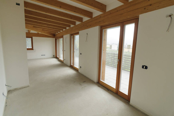 Ανακαίνιση σπιτιού: μεγάλος ανοιχτός χώρος με εμφανή ξύλινα δοκάρια - Φωτογραφία, εικόνα