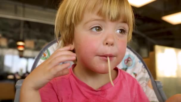 dziecko jedzenie makaron - Materiał filmowy, wideo