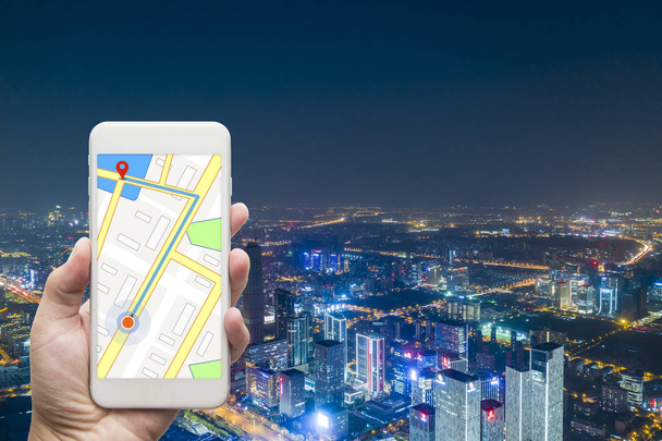 мобильная навигация GPS на мобильном телефоне с городом
 - Фото, изображение