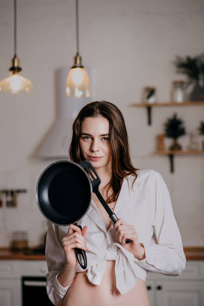 Atrakcyjna dziewczyna w kuchni w bieliźnie stwarzające - Zdjęcie, obraz