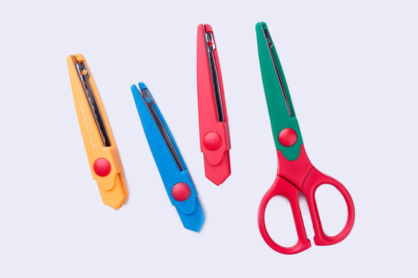 Цветные канцелярские ножи и ножницы
. - Фото, изображение