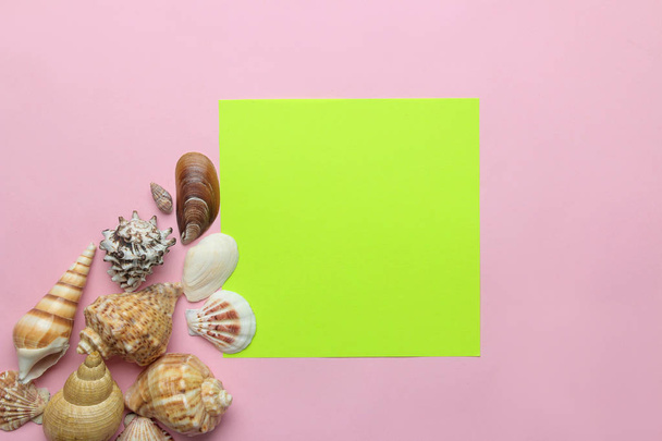 夏のフレーム。穏やかなピンクの背景にテキストと貝殻の用紙枠。トップビュー - 写真・画像