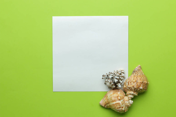 Moldura de verão. Moldura de papel para o seu texto e conchas em um fundo verde brilhante. vista superior
 - Foto, Imagem