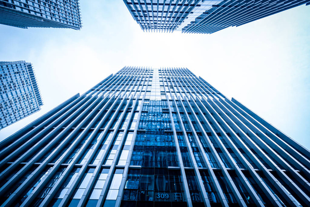 Вид снизу на современные небоскребы в деловом районе на фоне б
 - Фото, изображение