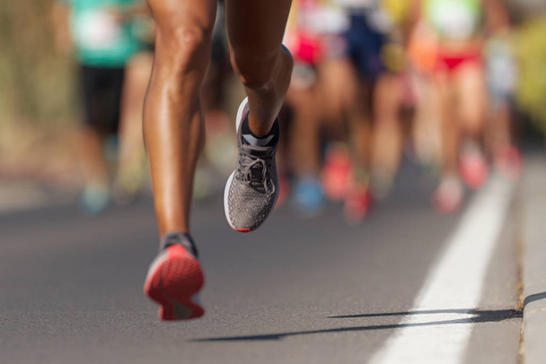 Maratona corsa corsa, la gente piedi sulla strada della città - Foto, immagini