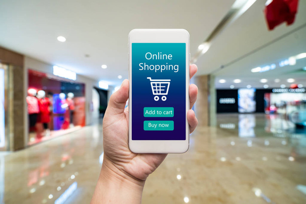 Smartphone-Online-Shopping in Frauenhand. Einkaufszentrum in Ba - Foto, Bild