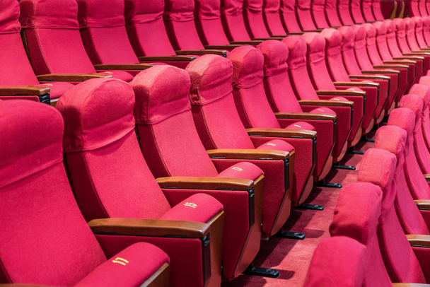 rangées de sièges rouges dans une salle de cinéma
 - Photo, image