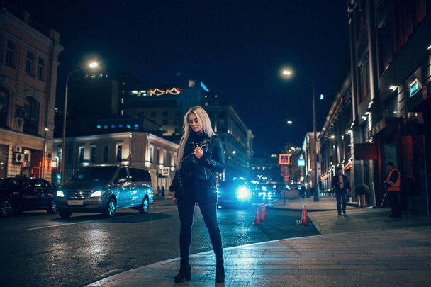 beauty woman posing over night illuminated street - Фото, зображення