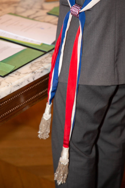 Γάλλος δήμαρχος με σημαία κασκόλ κατά τη διάρκεια του εορτασμού το πρωί στο Δημαρχείο - Φωτογραφία, εικόνα