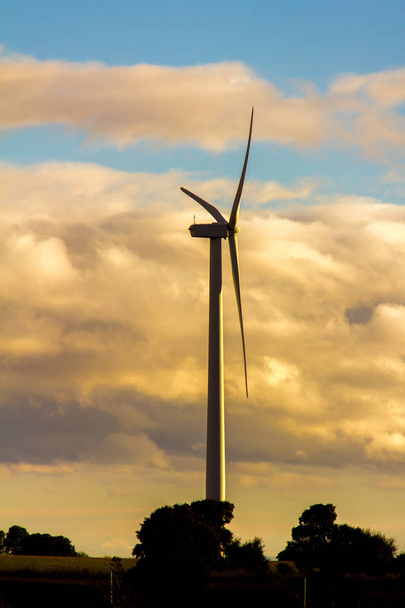 Turbinas eólicas em uma usina eólica ao pôr do sol, em um dia nublado na Espanha
 - Foto, Imagem