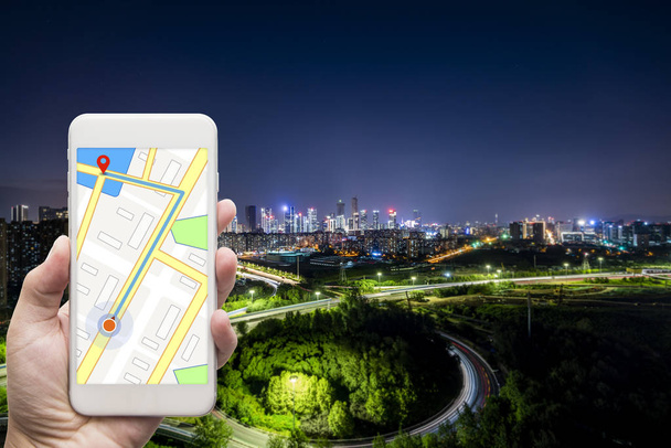 都市と携帯電話でのモバイル Gps ナビゲーション - 写真・画像