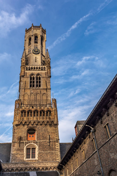Bruges Çan Kulesi, mavi gökyüzüne karşı ortaçağ çan kulesi. 83 metre yüksekliğindeki çan kulesi veya kule (halletoren) Bruges'in en ünlü simgesi ve en sembolik sivil anıtıdır.. - Fotoğraf, Görsel