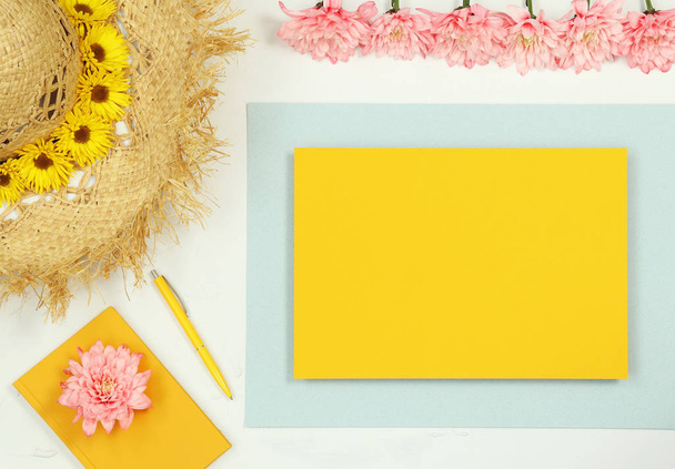 Žlutý rám s letními slamky a bankovkami - Fotografie, Obrázek