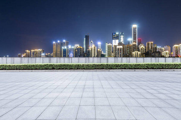 skyline panorámico y modernos edificios de oficinas de negocios con vacío
 - Foto, Imagen