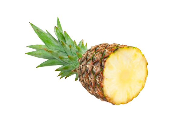 Seule la moitié de l'ananas mûr frais entier avec des feuilles vertes isolées sur fond blanc
 - Photo, image