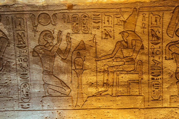 Bas reliëf van de Ramses II en Horus in de grote tempel van Abu Simbel - Foto, afbeelding