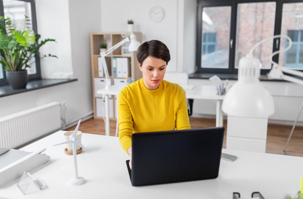 businesswoman with laptop working at office - Zdjęcie, obraz