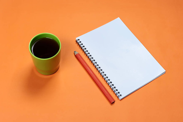 Widok z góry pusty spirala notebook z ołówkiem i filiżanką kawy na ora - Zdjęcie, obraz