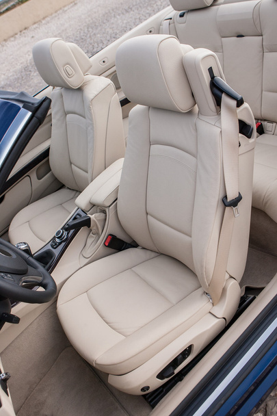 skórzane siedzenia kierowcy w luksusowy samochód sportowy - Zdjęcie, obraz
