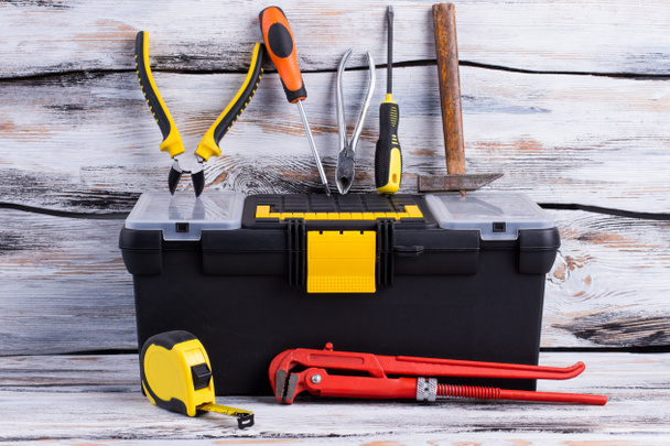 Caja de herramientas y varias herramientas sobre fondo de madera
. - Foto, Imagen