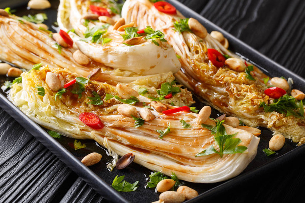 Roasted Chinese cabbage with soy sauce, chili pepper and crispy  - Foto, Imagem