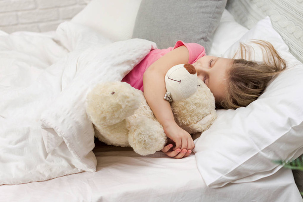 Cute little child girl sleeping with teddy bear - Foto, Imagen