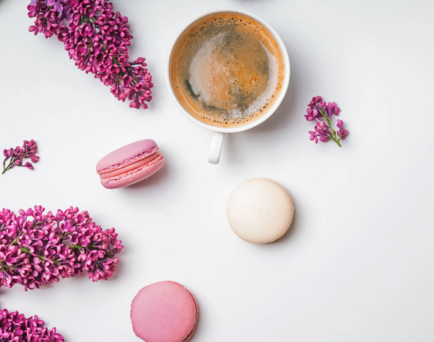 Creative spring composition with coffee, macarons and lilac flowers - Foto, immagini