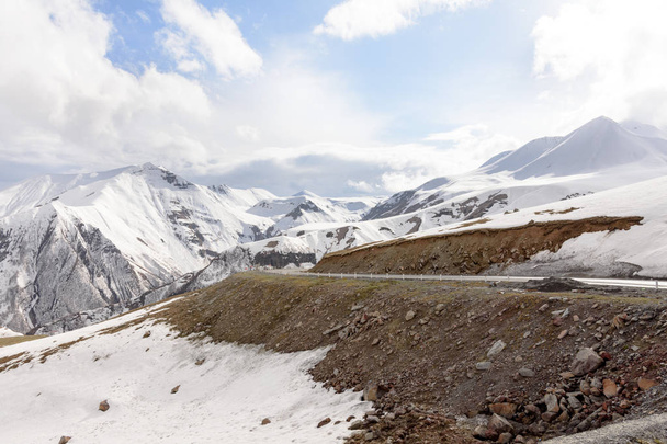 Picos nevados de las montañas del Cáucaso. Paisaje a lo largo de la carretera militar georgiana
 - Foto, Imagen