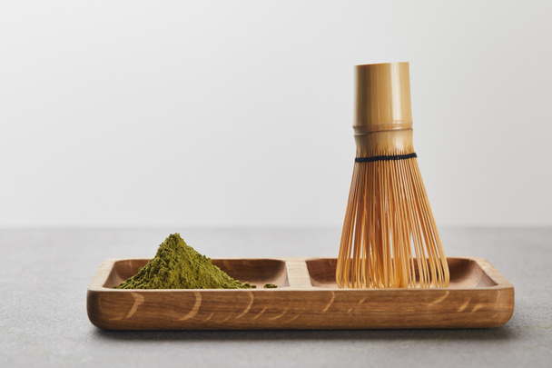 poudre de matcha vert et fouet de bambou sur planche en bois
 - Photo, image